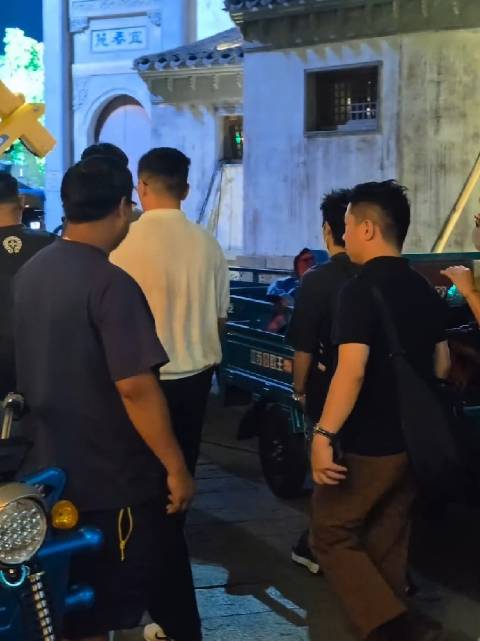 吴君如王星越去了百妖谱剧组探班邓为了 关系好好，看得出来大姐很喜欢为子了