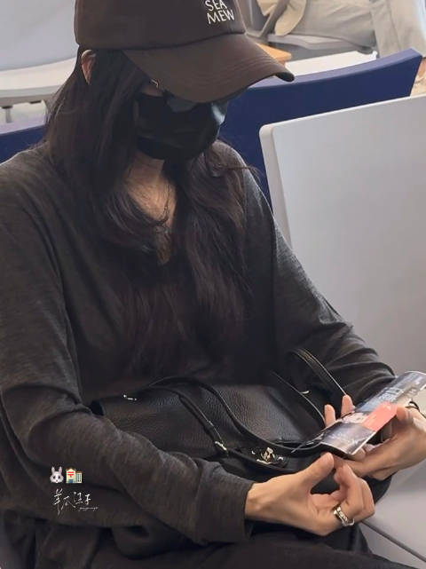 王鸥拿到了白鹿的生日应援登机牌，还一直在看哈哈哈哈这真的很有缘分了