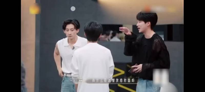 尤长靖演劝架，吉克隽逸起哄，选手互放狠话