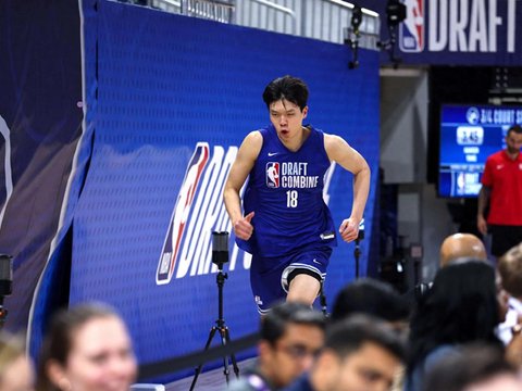 离谱！男篮未来——沦为NBA货架添头，21岁杨瀚森太扎心