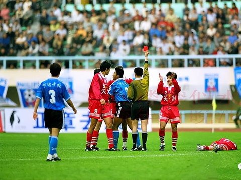 大连足球史上今天:1998年张恩华破门后染红,足协杯万达1-1辽足 大连足球史上今天:1998年张恩华破门后染红,足协杯万达1-1辽足