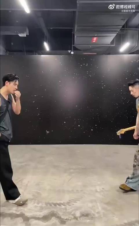 周渝民和吴建豪还能不能再幼稚一点？ 两个人加起来快一百岁了还玩这个
