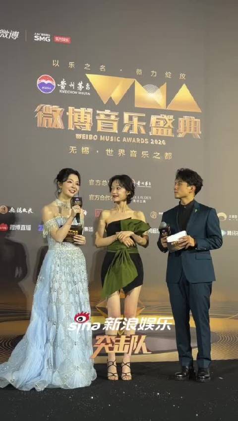 微博音乐盛典红毯现场，希林娜依高透露自己年底会有新巡演