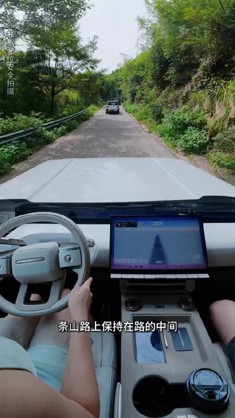 神行者8智驾极限会车，华为乾崑ADS稳稳通过