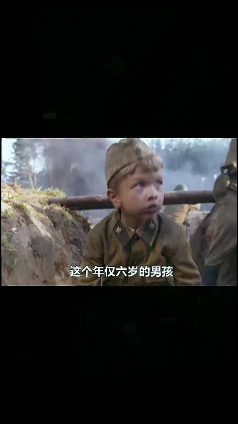 他还只是个孩子却在枪林弹雨的战场上拼命