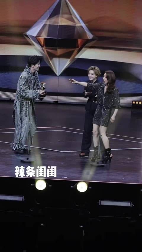 孙悦微博音乐盛典遭刘雨昕黄子弘凡拿奖杯反应真实