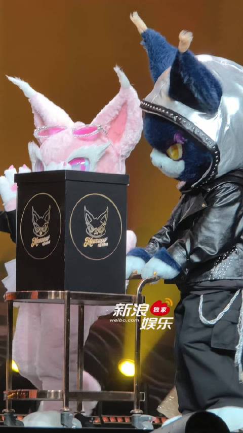 春春模仿喵娲娲比心，会不会太可爱了！