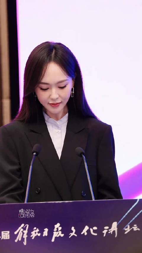 唐嫣西装知性美，演讲逻辑清晰状态佳