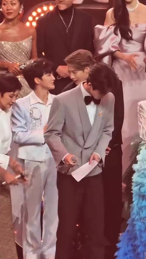 王嘉尔周深站张凌赫身后，王嘉尔惊呼身高