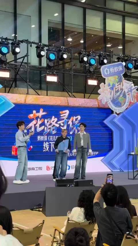 王星越吴君如扫楼双人舞，险失手后光速补救