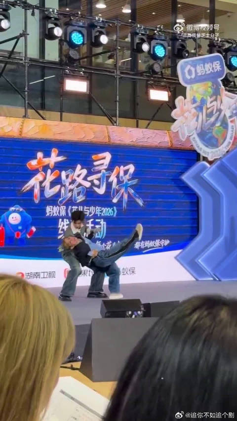王星越跳双人舞险失手，慌张先问吴君如安危