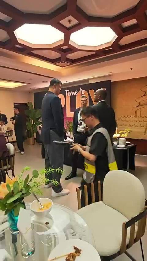 这又是谁的青春啊~斯科拉和姚明再度同框