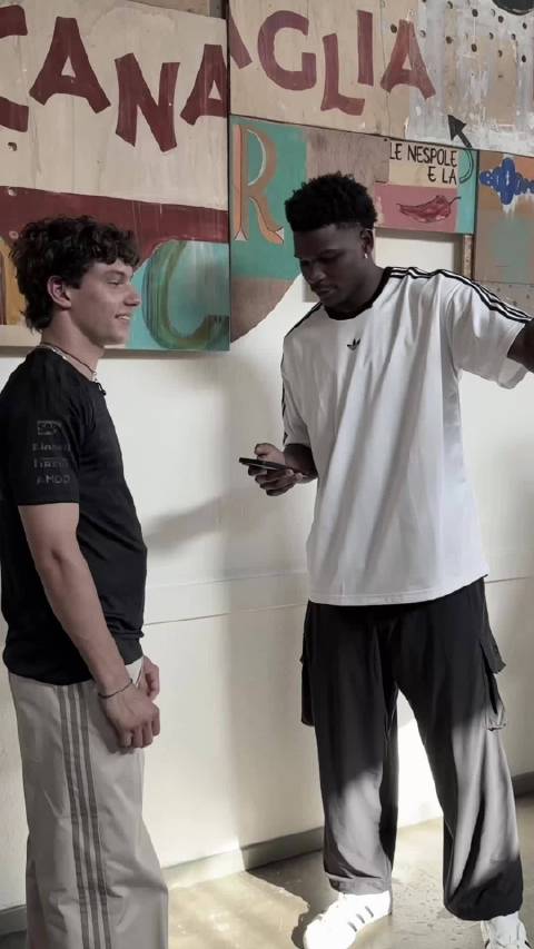 大蚂蚁给小蚂蚁热情传授American Slang中
