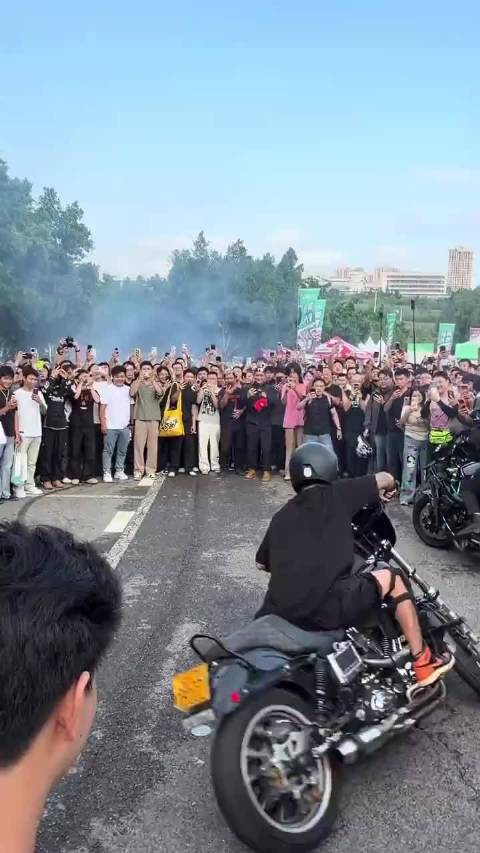 重庆摩博会车手漂移失控撞向人群