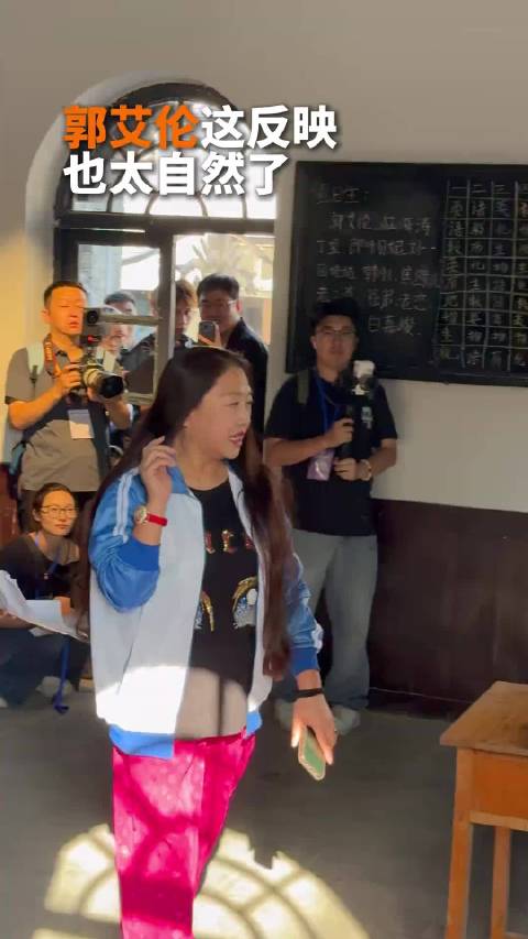 艾伦太可爱了，他这是怕老师跟妈妈告黑状啊