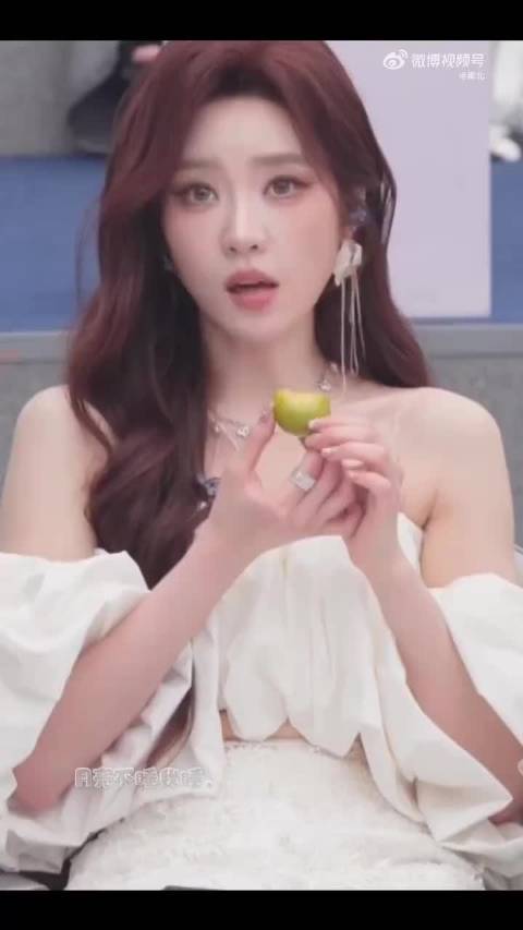 张月在吃枣子，陈瑶过来吓她一跳，手一松枣核直接掉衣服里了