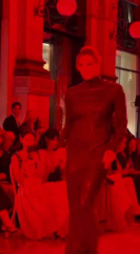 萨巴伦卡穿着gucci裙子在vogueworld 走秀了