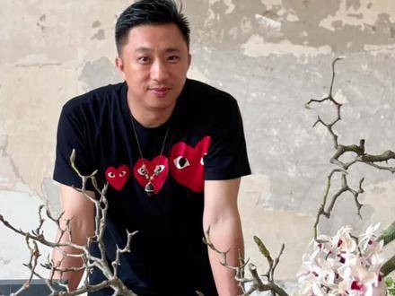 周润发MAMA颁奖礼临时登台，潸然泪下致敬逝者