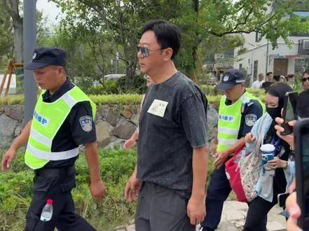 平阳如今人气飙升，伸个手臂就能和明星近距离互动！