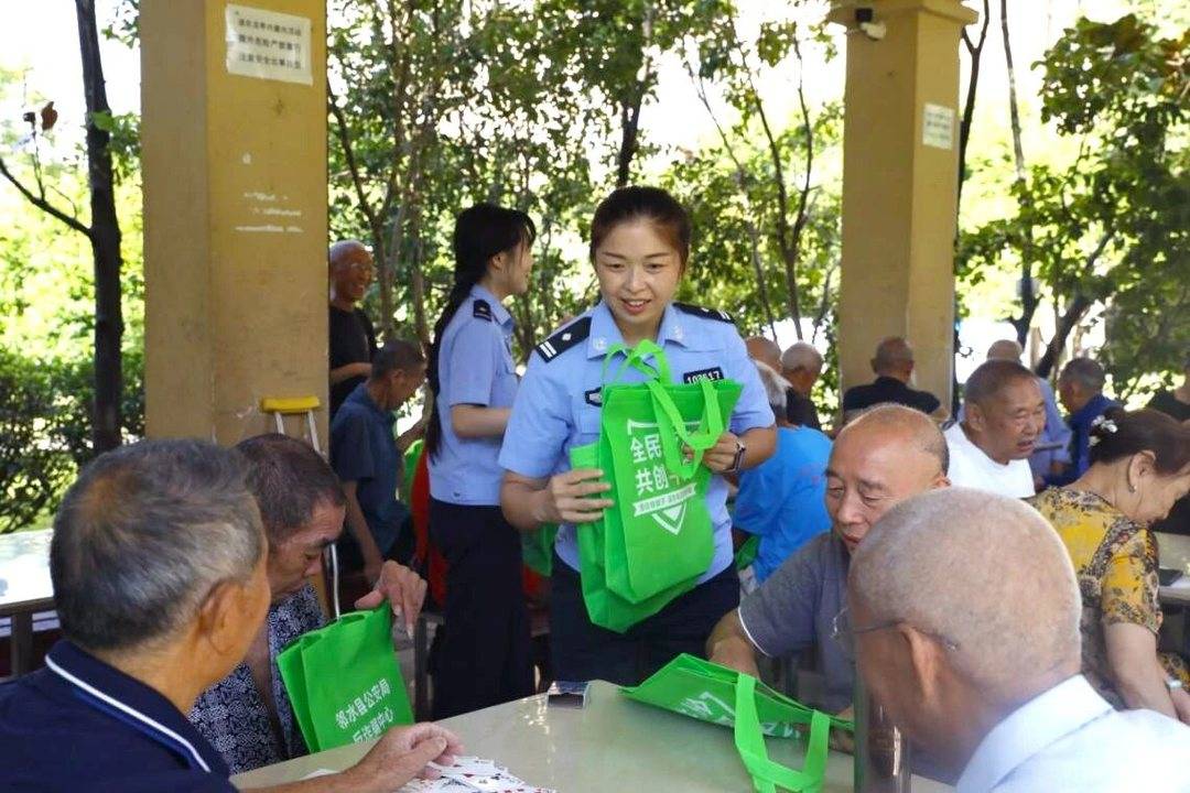 板凳微课堂!四川邻水这场反诈坝坝会,暖到群众心坎里 板凳微课堂!四川邻水这场反诈坝坝会,暖到群众心坎里