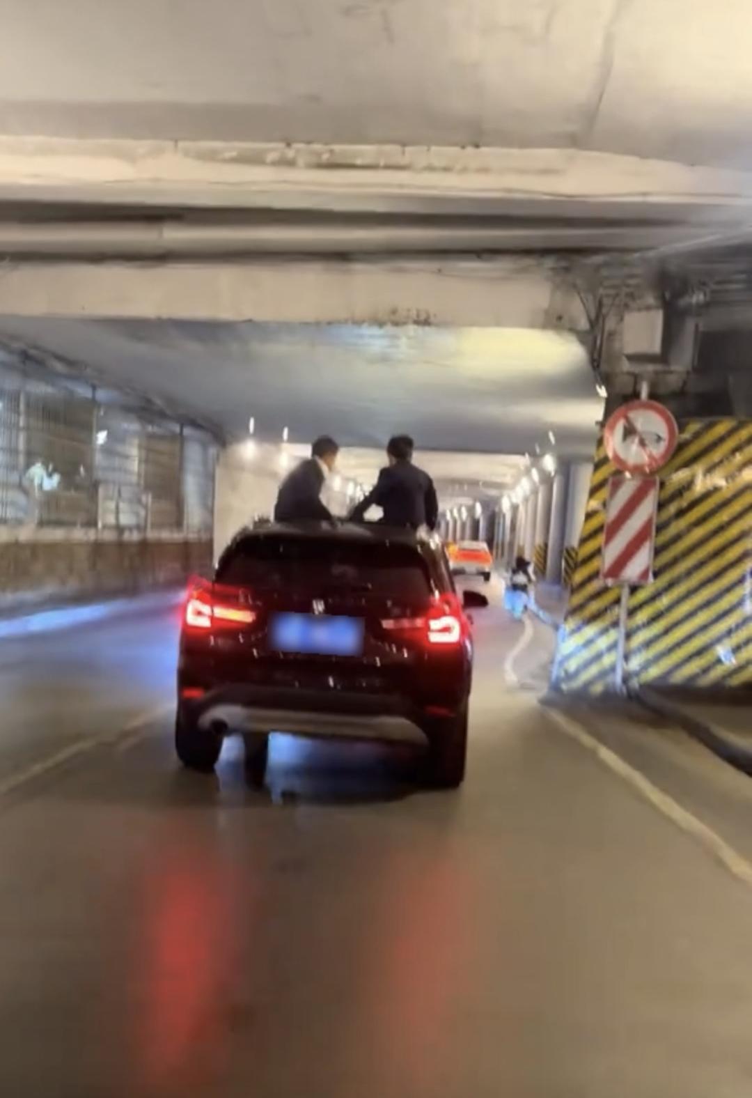 宝马车行经下穿隧道，两名乘客将身体探出天窗 交警：系两名8岁男孩，司机妈妈被罚200元记3分