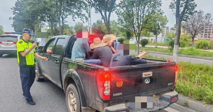 后厢塞4人、整车9人，轻型货车变“客车”？湖南祁阳交警：罚款1000元、记3分