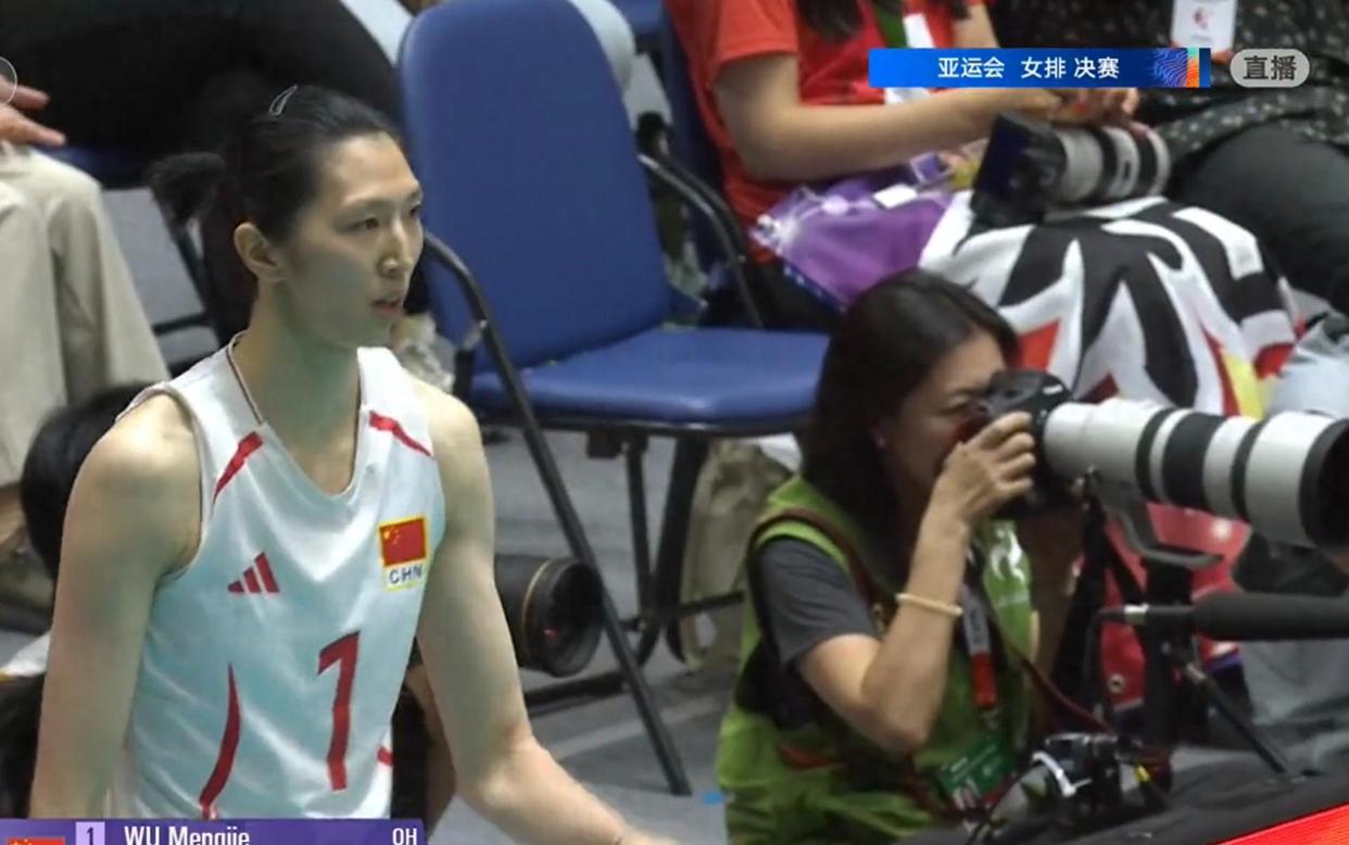 亚运会决赛：中国女排大比分2-0日本！吴梦洁暴扣，霸气十足