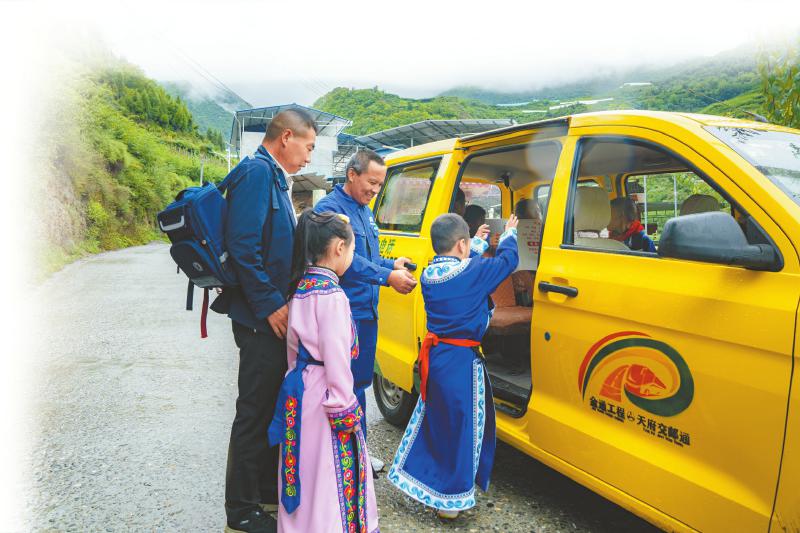 孩子们坐着“小黄车”上学 司机们开着物流车揽货 孩子们坐着“小黄车”上学 司机们开着物流车揽货