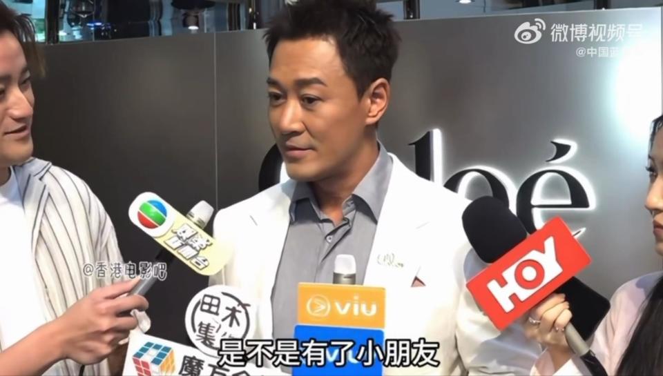 林峯接受采访被问“是否知道阿Sa怀孕”，表示：“阿Sa在片场非常精神，体型也没变化”