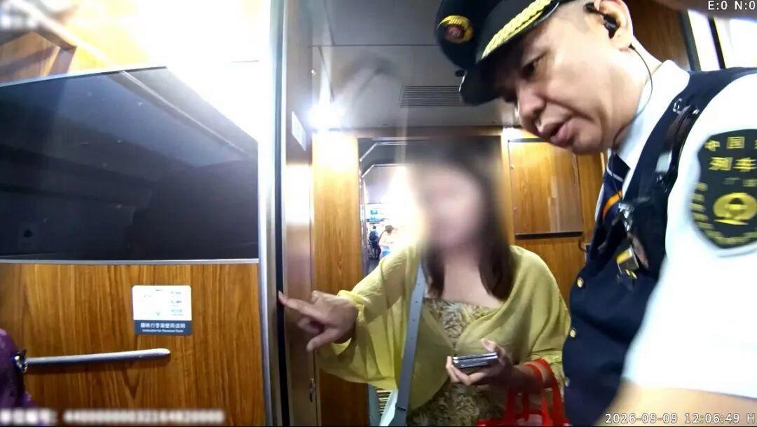 旅客携带数百件玉石通关被拦，原是错拿行李闹“乌龙”