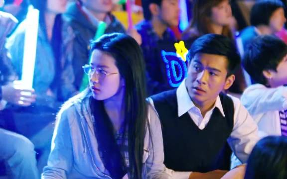 大明星演唱会变装见心上人，却目睹牵手心碎瞬间