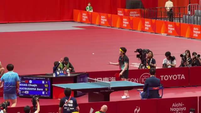 王楚钦第四盘迎战张本智和，国乒2比1领先争冠