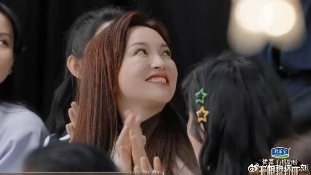 孙丞潇做自我介绍 谁注意金莎的眼神，满眼都是爱意藏不住！