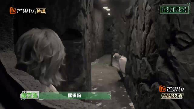 在峡谷里不敢独处，很想念@彭昱畅 ，后面各自找到位置后马上去找彭彭求贴贴…