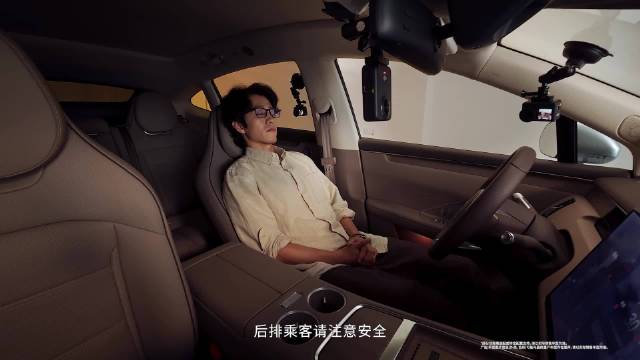 智界R7八大全维升级，行业首发颂钵零重力座椅