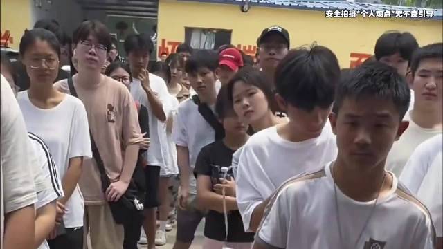 柳州，满大街“剁椒鱼头” 五菱宏光，功不可没！