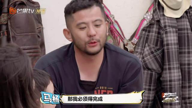 爷爷要来小马哥直搓脸，马立奥眼里只有梨子
