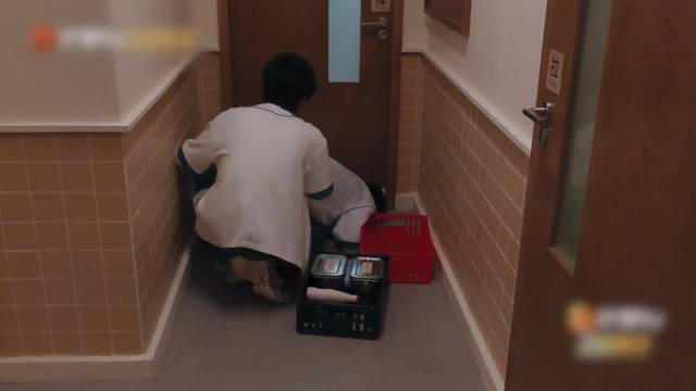 张真源被工作人员喊老板，网友评其会给员工加鸡腿