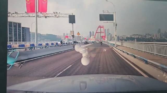 安全骑行谨慎驾驶，骑摩托上路一定管住自己的油门！