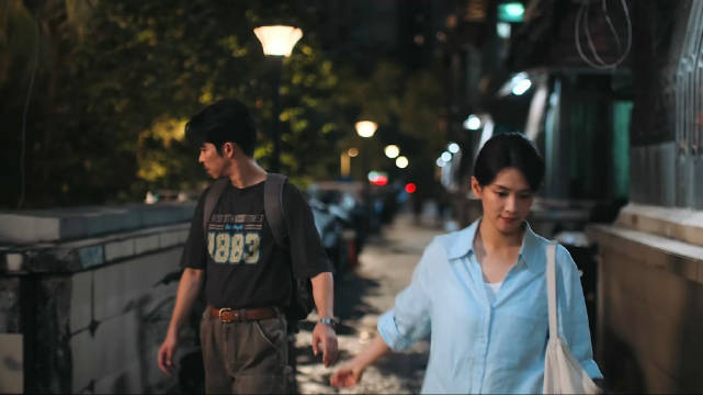 一对情倡下班回家，男友看上了门口的一辆摩托，女友嘴角挂笑