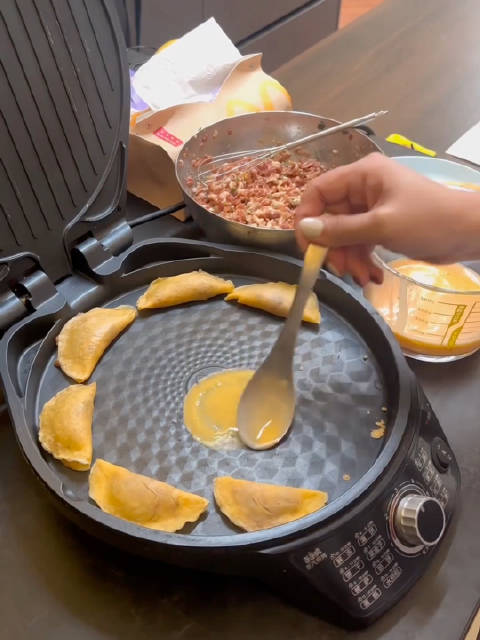 电饼铛做蛋饺真的太丝滑了谁发明的用电饼铛做鸡蛋饺简直是天才