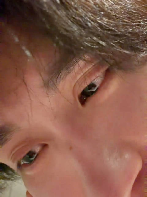 张集骏追剧看《伪装者浓雾之下》眼睛哭肿了