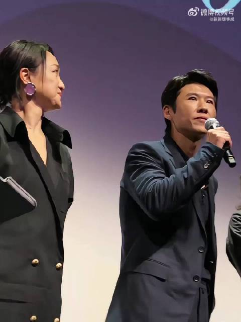 王骁英语流利，周迅点头赞许如同伴读