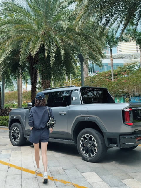 女生全尺寸皮卡 这台豪华皮卡太好开了，虽然大但很轻盈