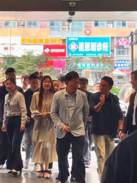 网友偶遇余承东 座驾疑是尊界 身高未显180
