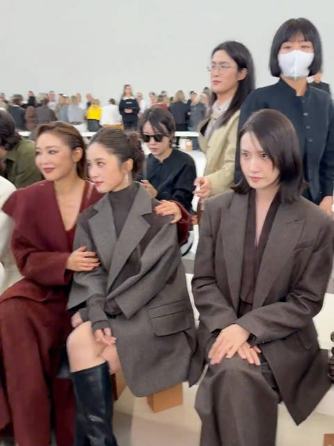 美女的旁边还是美女
