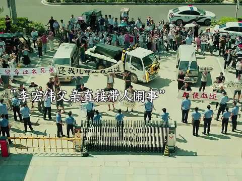 灵车堵门父亲发问，杀人偿命法理亲情博弈
