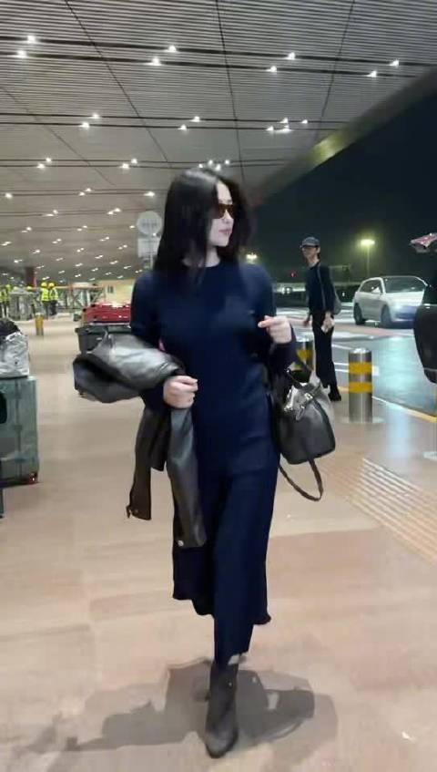 朱珠低调出发米兰时装周，黑色针织裙随性慵懒