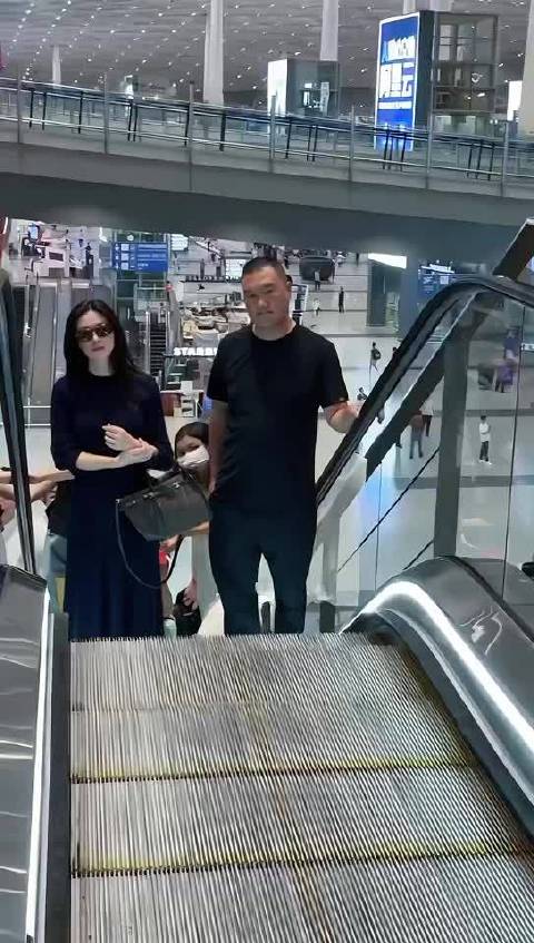 朱珠米兰时装周机场路透，黑色长裙复古墨镜状态舒服