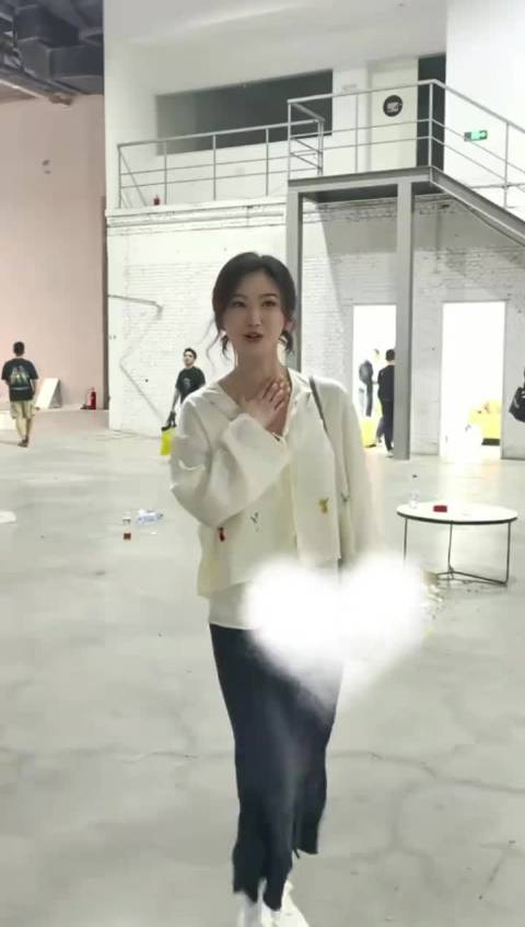 景甜好像没受什么影响，往事随风去，找回自信！